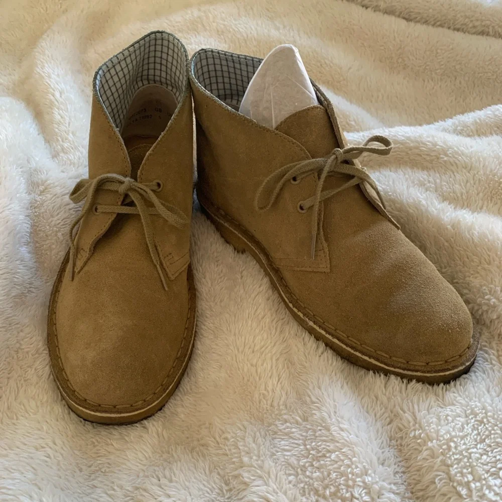 Clarks Women's Light Tan Suede Desert Boots